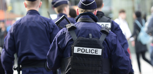Policejní hlídka v Paříži.