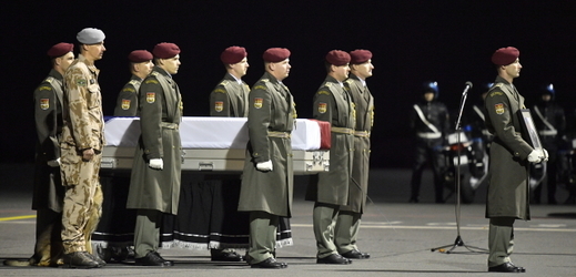Armádní speciál s ostatky padlého vojáka přiletěl do Prahy.