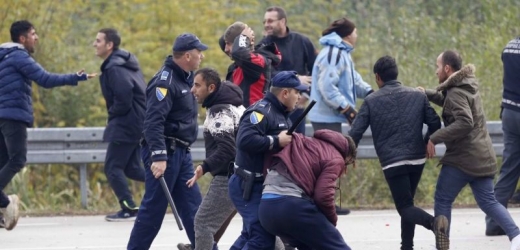 Migranti se u hranic Chorvatska střetli s policií.