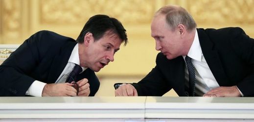 Italský premiér Guiseppe Conte (vlevo) a ruský prezident Vladimír Putin.
