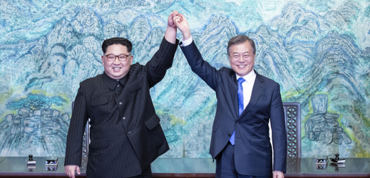 Zleva: severokorejský vůdce Kim Čong-un a jihokorejský prezident Mun Če-in.