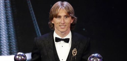 Luka Modrič přebírá cenu pro nejlepšího hráče FIFA.
