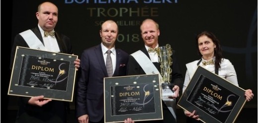 Nejlepším českým sommelierem roku je opět David Král (na snímku uprostřed).