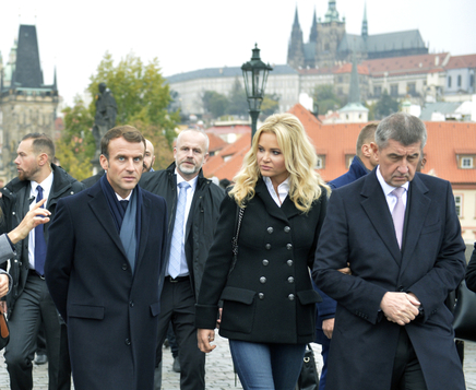Emmanuel Macron s manželi Babišovými na Karlově mostě.