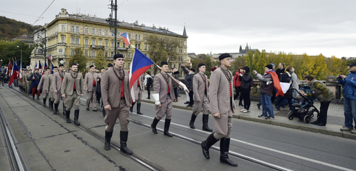 Sokolové pochodují Prahou.