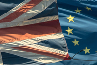 Vlajka Velké Británie (vlevo) a Evropské unie.