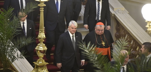 Americký velvyslanec v ČR Stephen King (vlevo) a pražský arcibiskup Dominik Duka odcházejí ze slavnostního otevření historické budovy Národního muzea v Praze.