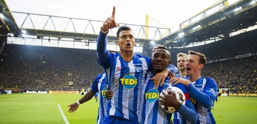 Vladimír Darida se spoluhráči z Herthy se radují z gólu do sítě Dortmundu.