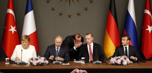 Zleva Angela Merkelová, Vladimir Putin, Recep Tyyip Erdogan, Emmanuel Macron na istanbulském summitu.