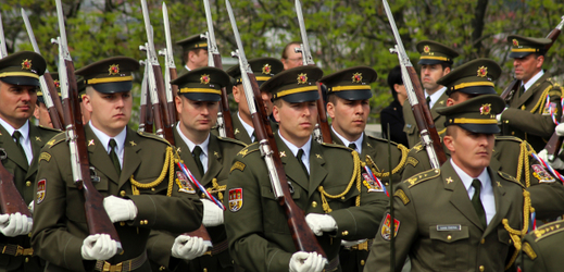 Vojenská přehlídka jednotky čestné stráže Pražské posádky (ilustrační foto).