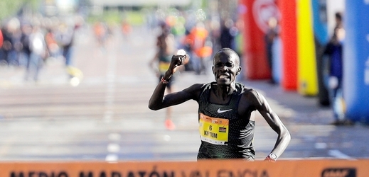 Keňský vytrvalec Kiptum vylepšil rekord na 58:18.