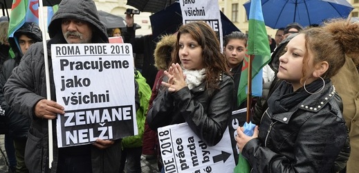 Romové protestovali na Hradčanském náměstí.