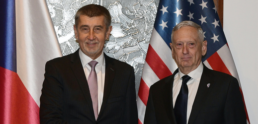 Premiér Andrej Babiš (vlevo) se v neděli setkal s americkým ministrem obrany Jamesem Mattisem.