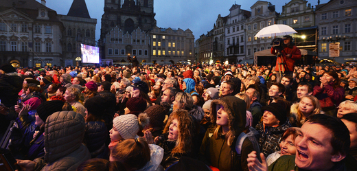 Lidé sledují koncert ke stému výročí výročí vzniku Československa na Staroměstském náměstí v Praze.