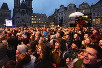 Lidé sledují koncert ke stému výročí výročí vzniku Československa na Staroměstském náměstí v Praze.