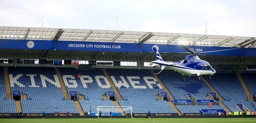 Pilot vrtulníku v Leicesteru prý manévrem zachránil fanoušky.