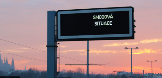 Smogová situace na dopravní informační tabuli na Třídě Milady Horákové v Praze 7.