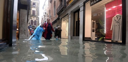 Turisté se brodí ulicemi Benátek.