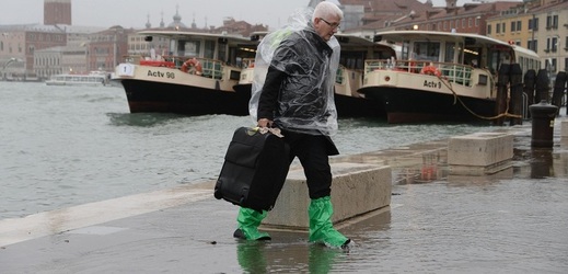 V Benátkách způsobila voda záplavy.