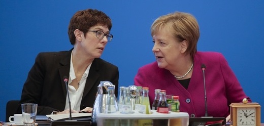 Německá kancléřka Angela Merkelová se svou potenciální nástupnicí v čele strany Annegretou Krampovou-Karrenbauerovou.