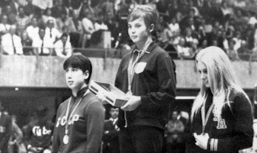 Vítězka v soutěži skoku z věže Milena Duchková na stupních vítězů (uprostřed), vlevo sovětská skokanka Natalia Lobanovová (stříbro) a vpravo Američanka Ann Petersonová (bronz).