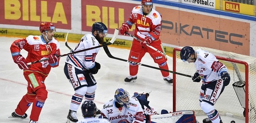 Hokejisté Vítkovic vyhráli v dohrávaném zápase 15. kola extraligy na ledě Sparty.