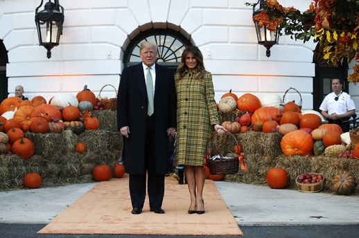 Do oslav se zapojil sám Donald Trump s manželkou. Koledníci si tak mohli odnést sladkosti přímo od prezidentského páru. (Foto: Jacquelyn Martin)