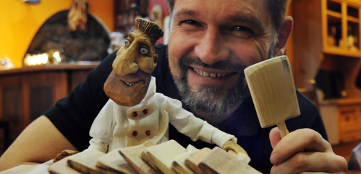 Miroslav Nebeský (na snímku) provozuje vlastní restauraci a ve volném čase vytváří dřevěné loutky.