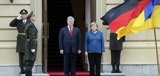 Petro Porošenko a Angela Merkelová.
