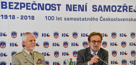 bývalý náčelník Generálního štábu AČR Petr Pavel (vlevo) a Martin Povejšil z ministerstva obrany.
