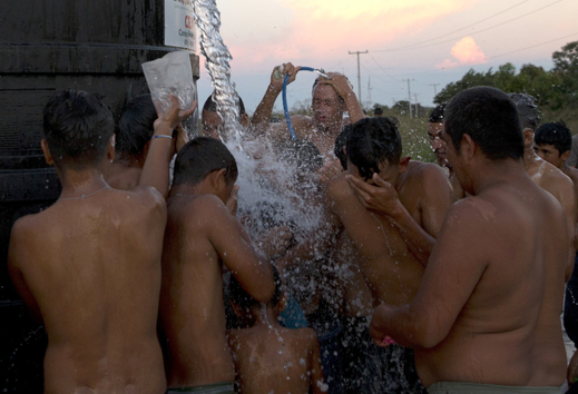 Migranti mají po cestě i cisternu s vodou.