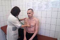 Ukrajinský režisér Oleh Sencov během lékařské prohlídky.