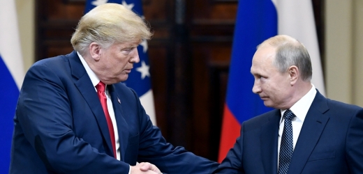 Americký prezident Donald Trump (vlevo) a jeho ruský protějšek Vladimir Putin na červencovém summitu v Helsinkách.