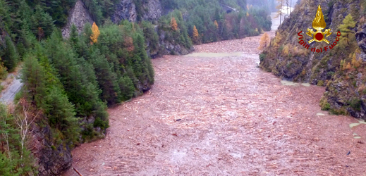 Řeka Piave poblíž Belluna unáší polámané stromy.
