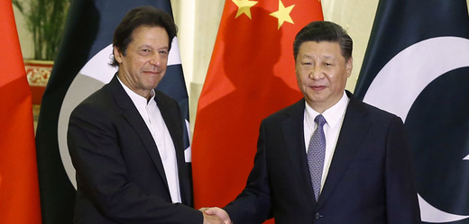 Páteční setkání nového pákistánského premiéra Imrana Chána (vlevo) a čínského premiéra Li Kche-čchianga.