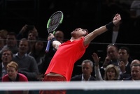 Ruský tenista Karen Chačanov ukončil vítěznou sérii Novaka Djokoviče.