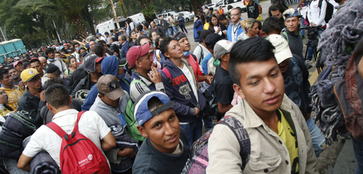 Stovky migrantů dorazily do mexické metropole.