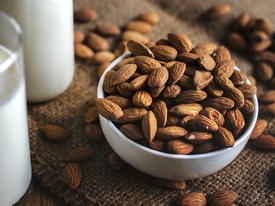 Přirozeným zdrojem vitamínu E jsou například ořechy.