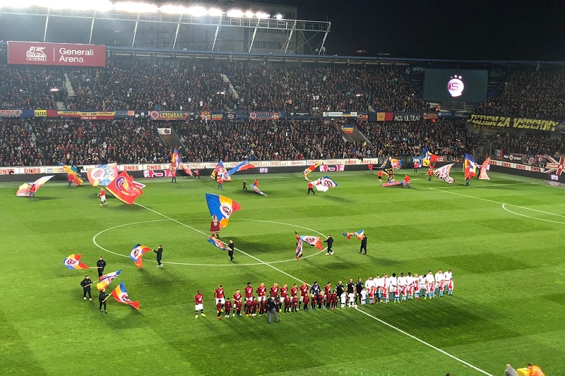 290. pražské derby mezi Spartou a Slavií opět přineslo velký divácký zájem. Utkání sledovala vyprodaná Letná, na níž si našlo cestu 17 398 diváků.