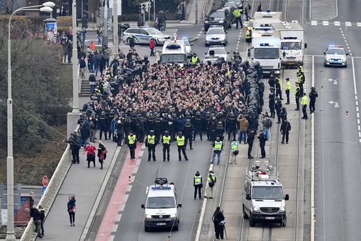 Fanoušci Slavie vyrazili na stadion velkého rivala společným pochodem. Jejich cestu, která vedla přes Václavské náměstí i Letenský tunel, monitorovaly desítky policistů.
