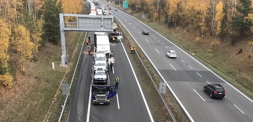 Nehoda se stala na šestém kilometru ve směru na Plzeň.