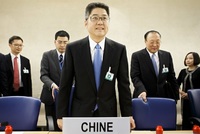 Náměstek čínského ministerstva zahraničí Le Jü-čcheng bránil postoj své země.