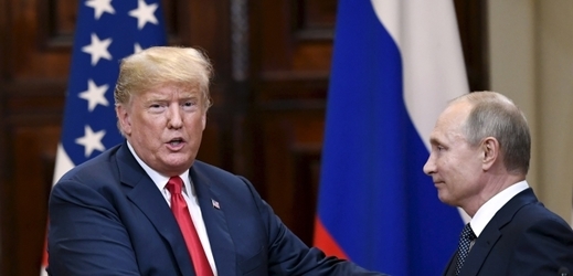 Prezident USA Donald Trump (vlevo) a hlava Ruska Vladimir Putin. 