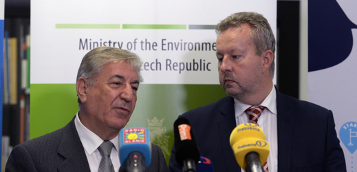 Eurokomisař pro životní prostředí Karmenu Vella a ministr životního prostředí Richard Brabec. 
