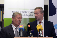 Eurokomisař pro životní prostředí Karmenu Vella a ministr životního prostředí Richard Brabec. 