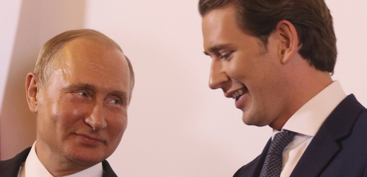 Ruský prezident Vladimir Putin (vlevo) a rakouský kancléř Sebastian Kurz.  