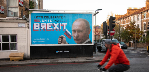 Satirický billboard v Londýně.