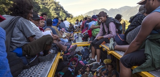 Tisíce migrantů míří k mexickým hranicím se Spojenými státy.