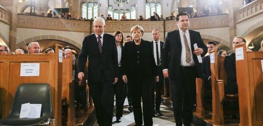 Zleva šéf německé Ústřední rady Židů Josef Schuster, kancléřka Angela Merkelová a hlavní představitel židovské komunity v Berlíně Gideon Joffe.