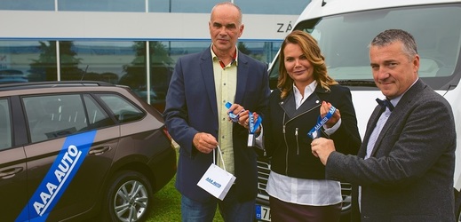 Generální ředitelka AAA Auto Karolína Topolová předala ocenění.